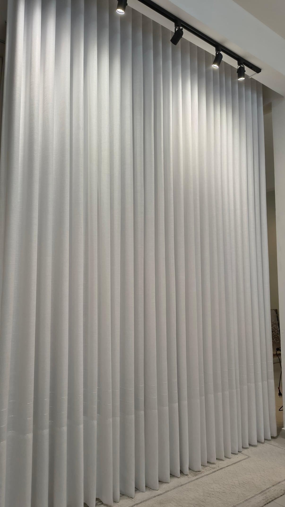 Cortina Wave sob medida em ondas contínuas do trilho ao chão, instalada pela Exclusiva