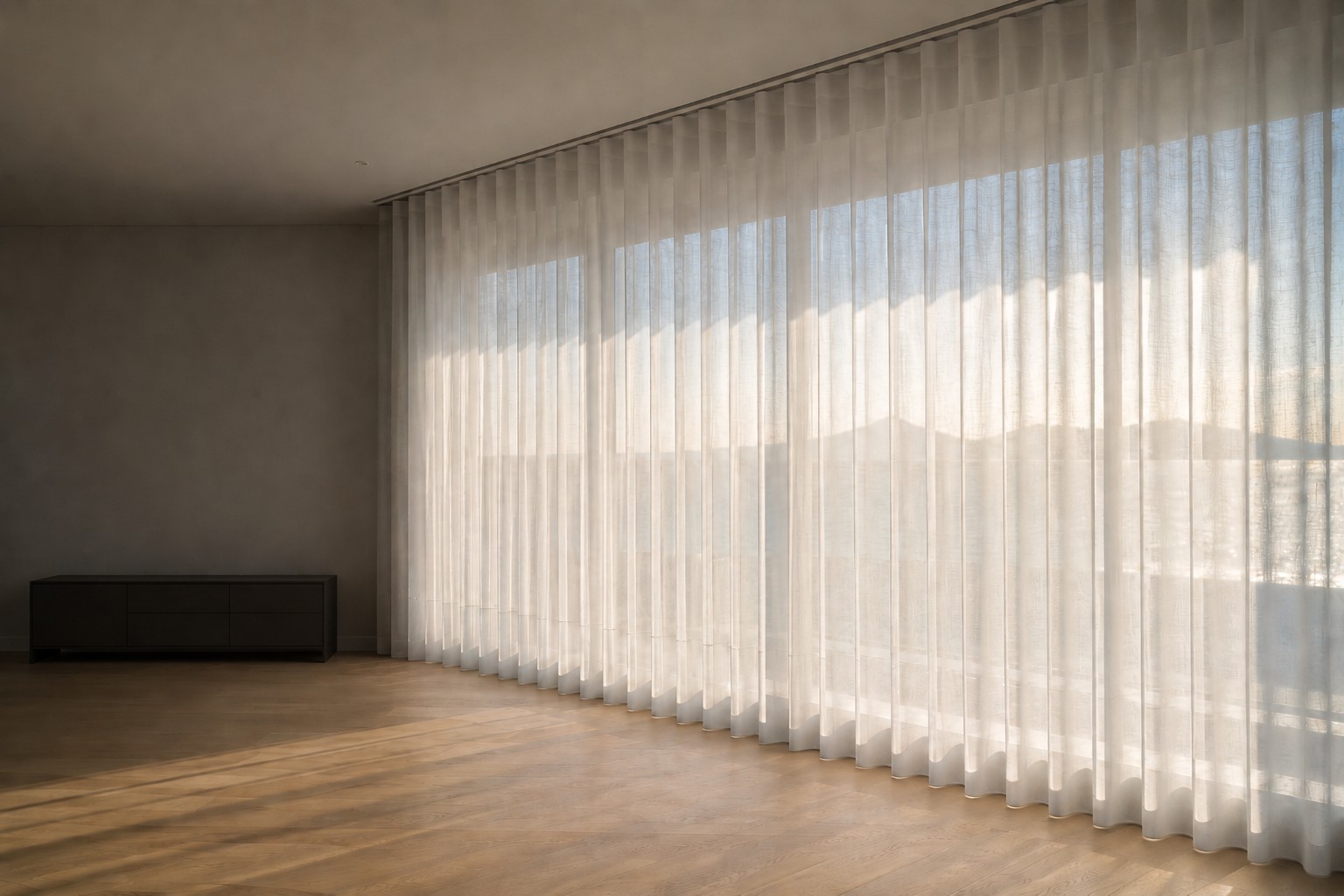 Sala ampla com cortina Wave sob medida em ondas contínuas cobrindo toda a parede de vidro, do teto ao chão