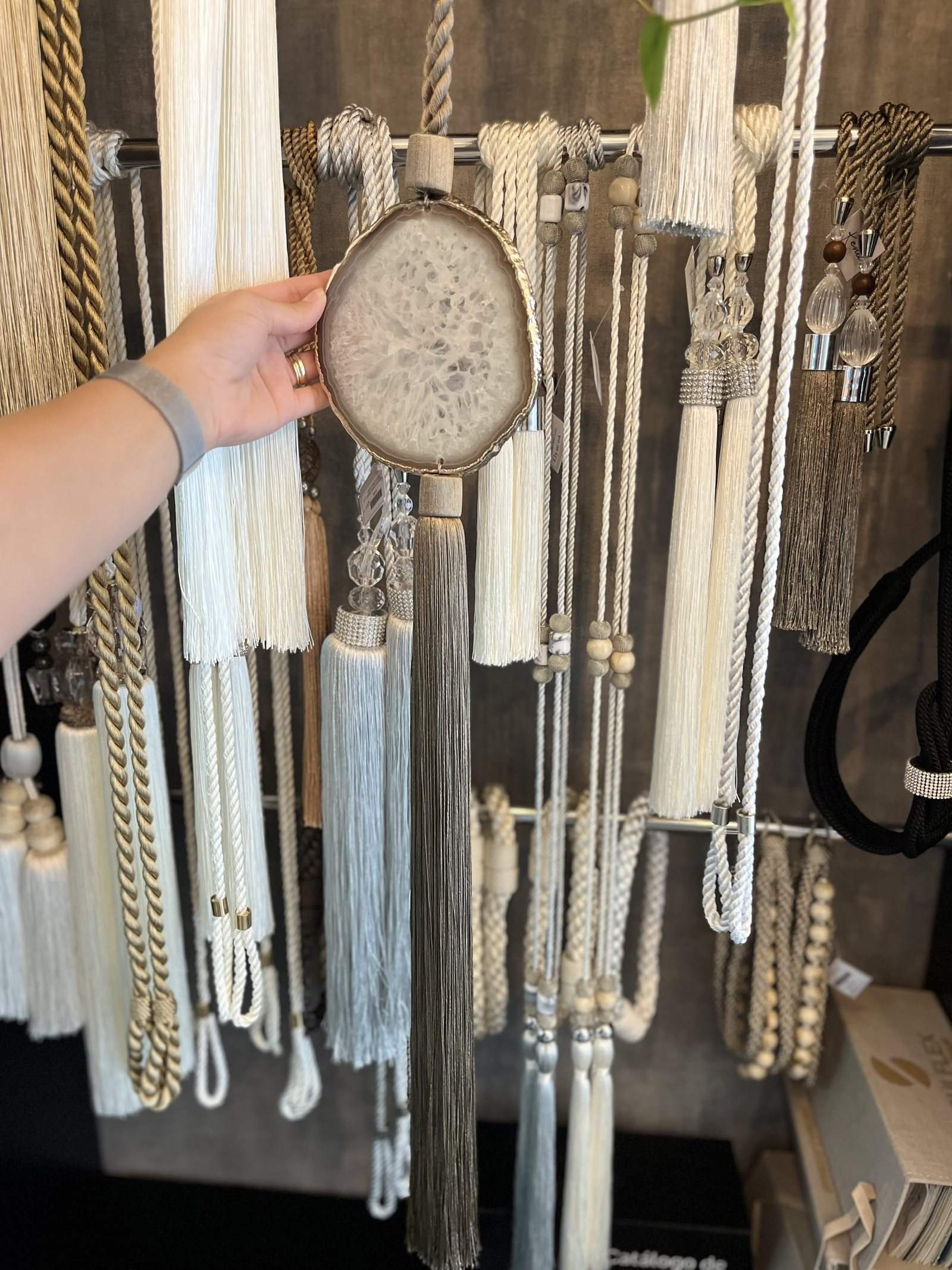 Amostras de tecido no showroom da loja