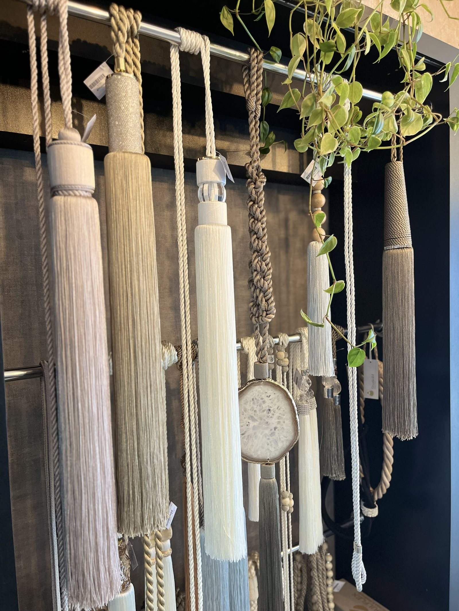 Mostruário de tecidos e acabamentos no showroom